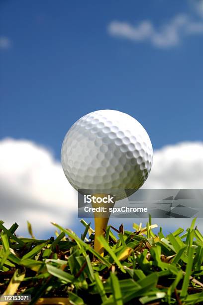 Photo libre de droit de Balle De Golf Avec Nuages banque d'images et plus d'images libres de droit de Activité de loisirs - Activité de loisirs, Balle de golf, Balle ou ballon