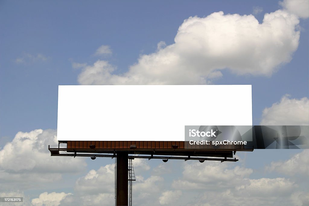 Panneau d'affichage dans avant de nuages - Photo de Panneau d'affichage libre de droits