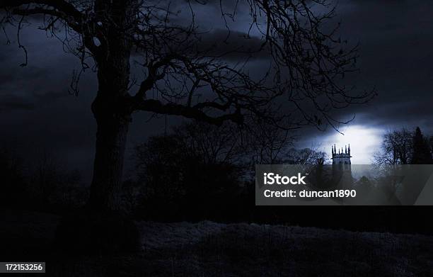 Paisaje De Miedo Foto de stock y más banco de imágenes de Embrujado - Embrujado, Horror, Iglesia