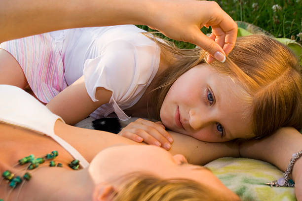 Mutter und Tochter-Blick – Foto