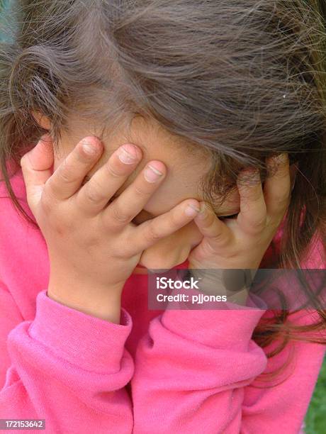 Menina Triste - Fotografias de stock e mais imagens de Acesso de raiva - Acesso de raiva, Aluno de Jardim de Infância, Ao Ar Livre