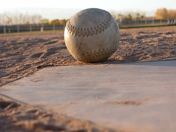 softball y homeplate - baseball base conspiracy small fotografías e imágenes de stock