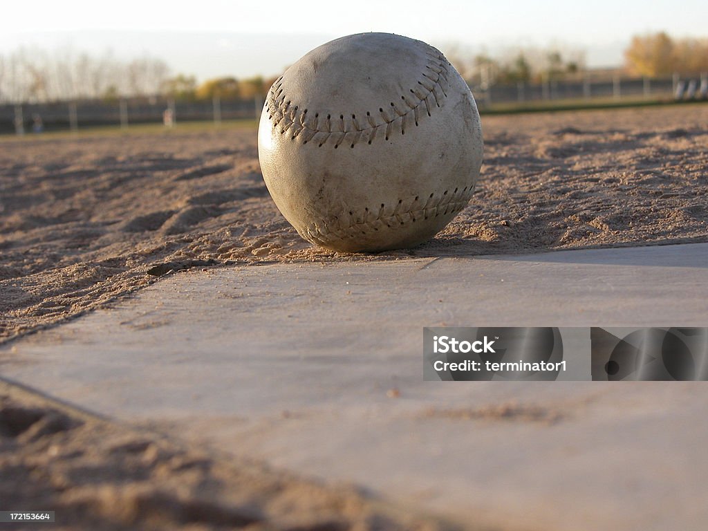 Softball i Homeplate - Zbiór zdjęć royalty-free (Ślizgać się)