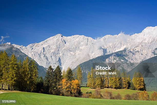 Paisaje De Montaña En Otoño Foto de stock y más banco de imágenes de Aire libre - Aire libre, Alerce - Árbol de hoja caduca, Alpes Europeos