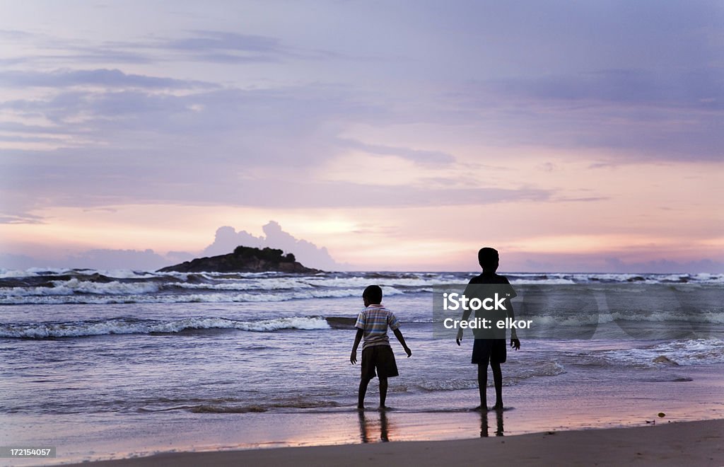 Crianças observando pôr do sol sobre uma Praia - Royalty-free Adolescente Foto de stock