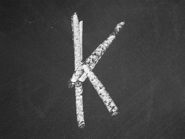 alfabeto-k-chalk - blackboard letter letterform writing - fotografias e filmes do acervo