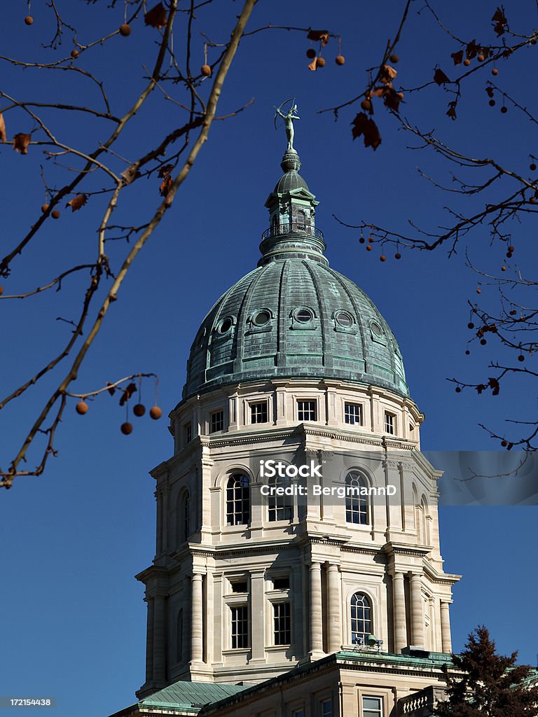 Kansas Capitol dome sudoeste - Foto de stock de Topeka royalty-free