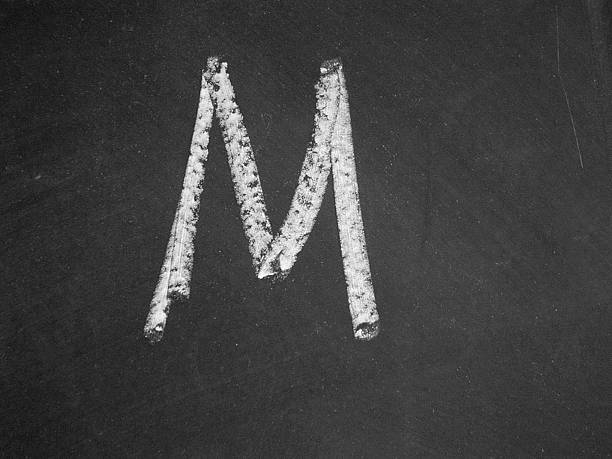 alfabeto-m-chalk - blackboard letter letterform writing - fotografias e filmes do acervo