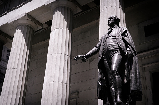 Installed in 1864 in the South Carolina Capitol, the bronze state of George Washington was designed by Jean Antoine-Houdon between 1788-1792, It was transferred to its current position in 1911.