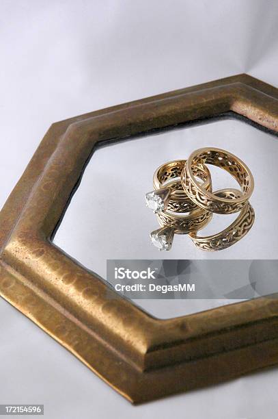 Foto de Celtic Alianças De Casamento Refletida e mais fotos de stock de Anel - Joia - Anel - Joia, Beleza, Diamante - Pedra preciosa