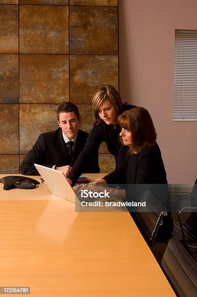 Businessteam Stockfoto und mehr Bilder von Arbeiten - Arbeiten, Arbeitsstätten, Berufliche Beschäftigung