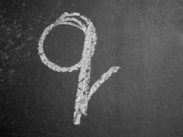 alfabeto-q-chalk - blackboard letter letterform writing - fotografias e filmes do acervo