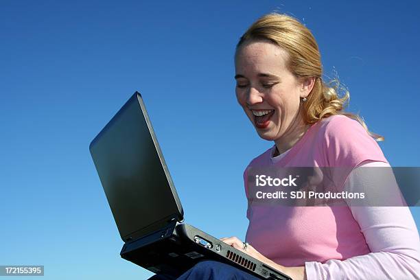 Szczęśliwa Kobieta Pracuje Na Jej Laptopie Na Zewnątrz - zdjęcia stockowe i więcej obrazów Beztroski