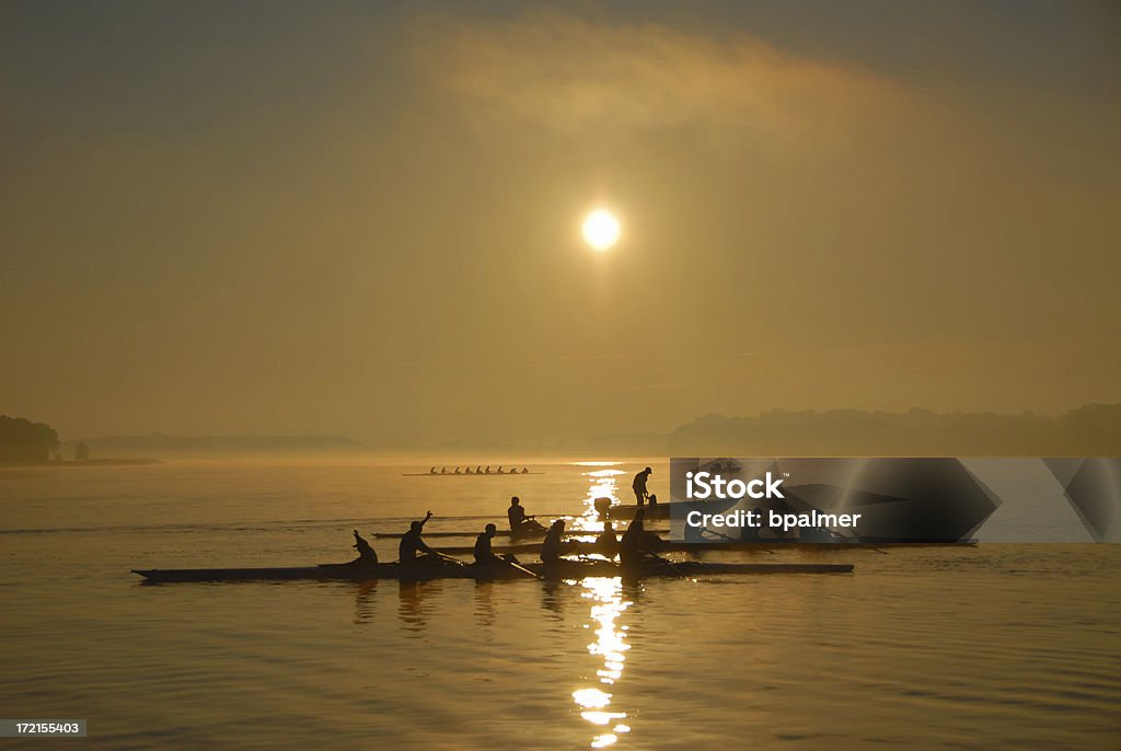 Crew pratica all'alba - Foto stock royalty-free di Remare