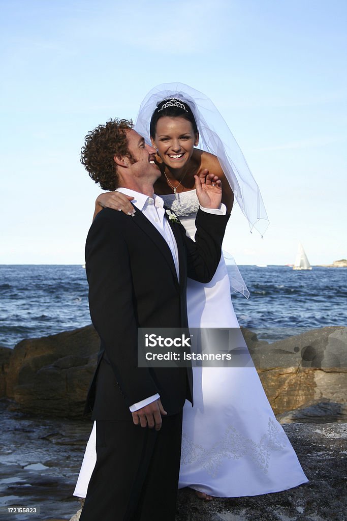 Braut und Bräutigam auf einem Felsen - Lizenzfrei Anzug Stock-Foto