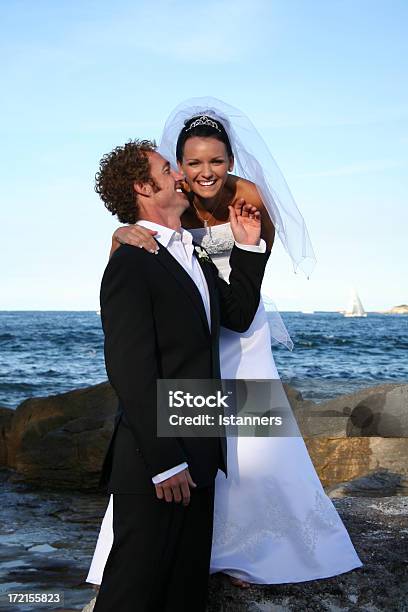 Braut Und Bräutigam Auf Einem Felsen Stockfoto und mehr Bilder von Anzug - Anzug, Berühren, Braut