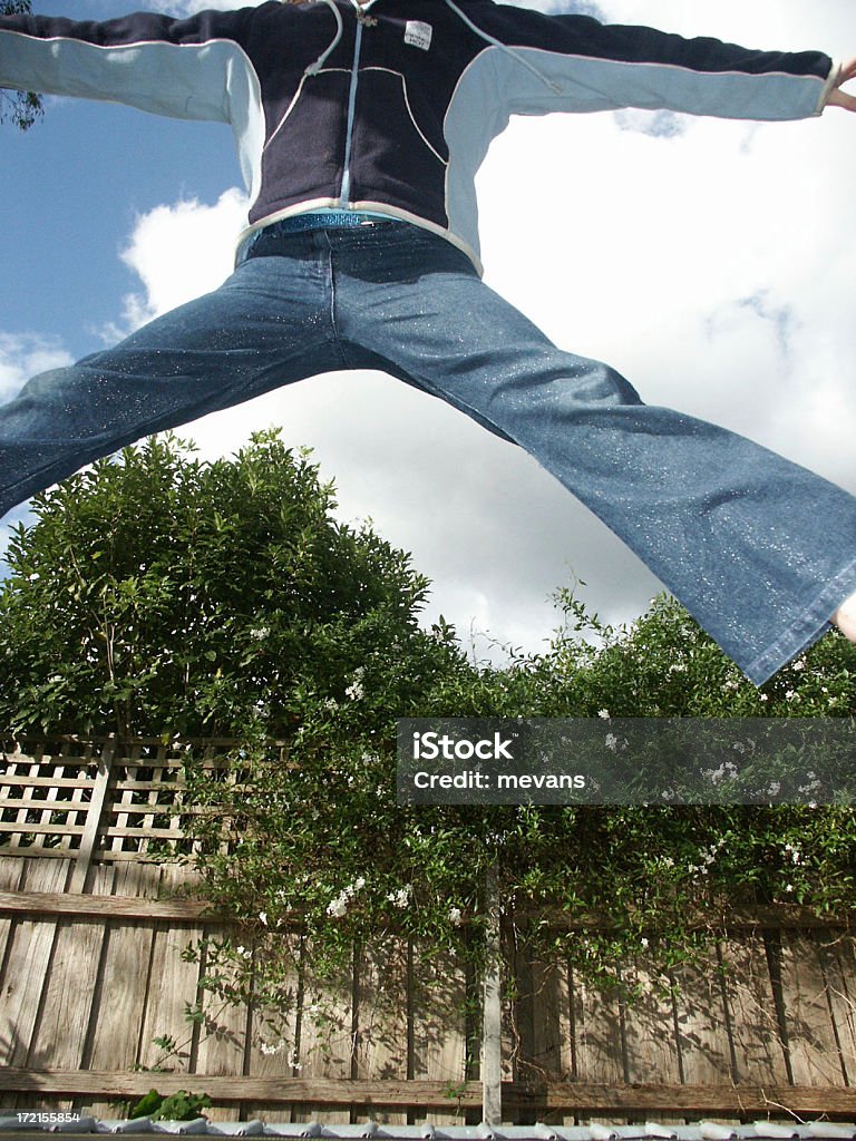 Chica sobre trampolín - Foto de stock de Actividad libre de derechos