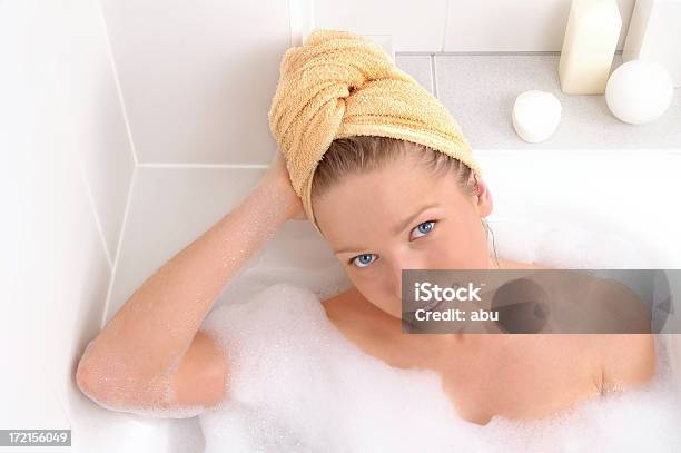 Tomar Un Baño Foto de stock y más banco de imágenes de Adolescente - Adolescente, Adulto, Adulto joven