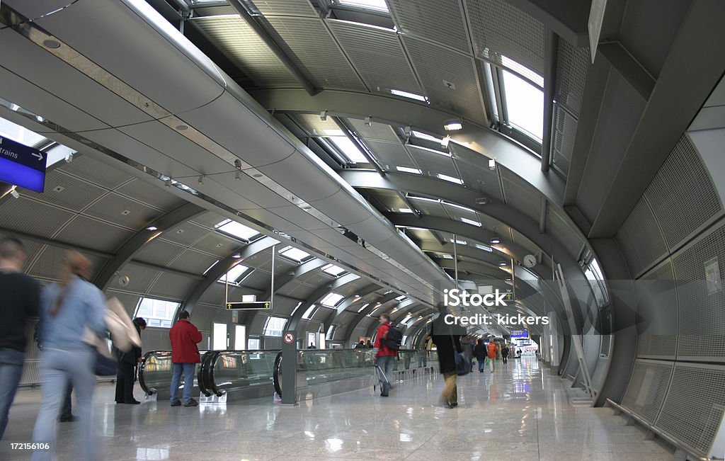 Los pasajeros a pie por en el aeropuerto - Foto de stock de Acera libre de derechos