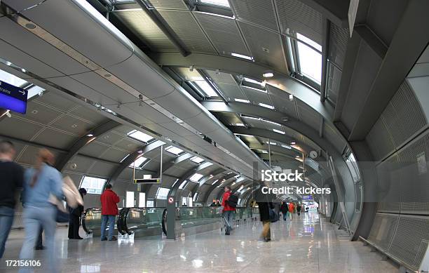 Los Pasajeros A Pie Por En El Aeropuerto Foto de stock y más banco de imágenes de Acera - Acera, Actividad, Actividad física
