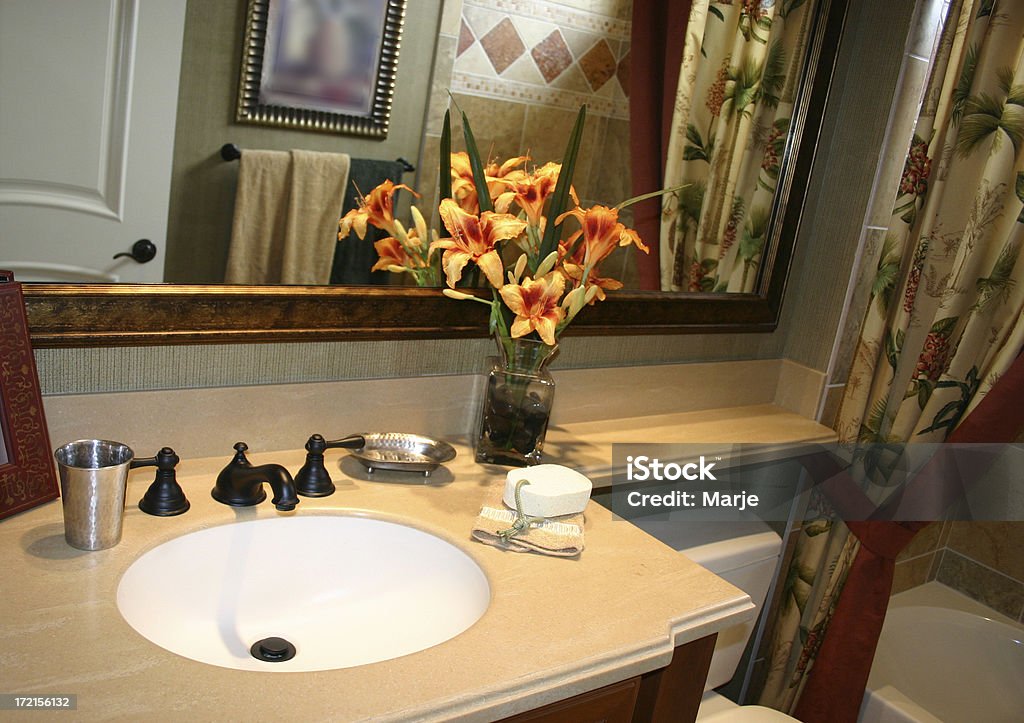 Lavamanos del baño con flores - Foto de stock de Barra de jabón libre de derechos