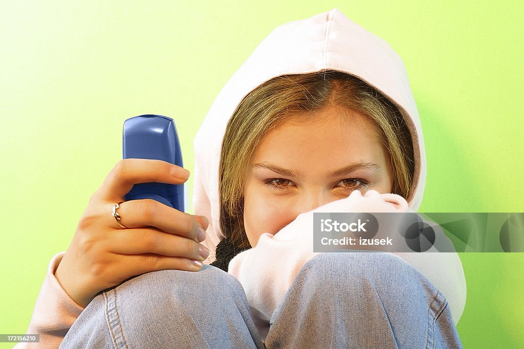 Niña y su teléfono - Foto de stock de Adolescente libre de derechos