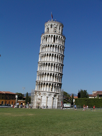 Pise, Italy – August 2022 : view of the Pise tower with a blue sky