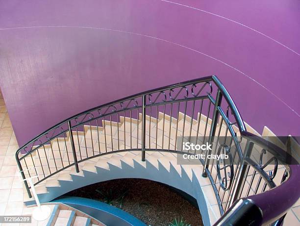 Roxo Stairwell - Fotografias de stock e mais imagens de Dentro - Dentro, Vedação de Corrimão, Arquitetura