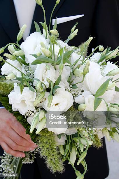 Novio Con Ramo Foto de stock y más banco de imágenes de Adulto - Adulto, Amor - Sentimiento, Belleza