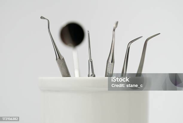 Foto de Instrumentos Dentário e mais fotos de stock de Aço Inoxidável - Aço Inoxidável, Cerâmica - Artesanato, Consultório Dentário