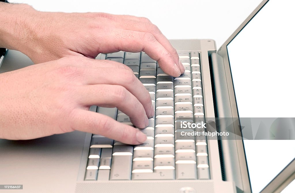 Mani sulla tastiera del computer portatile - Foto stock royalty-free di Adulto