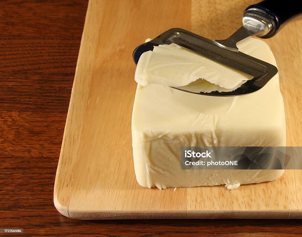 Il formaggio di taglio - Foto stock royalty-free di Affetta formaggio