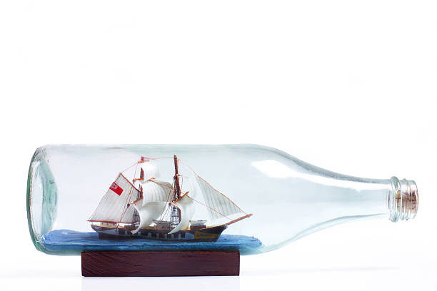 bateau dans une bouteille - ship in a bottle bottle sailing ship nautical vessel photos et images de collection