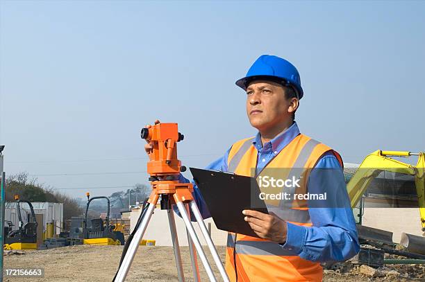 Surveyor No Local - Fotografias de stock e mais imagens de Geodesia - Geodesia, Instrumento de Medição, Medir