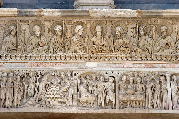 彫刻を施した大理石の数値、ピサ - pisa baptistery ストックフォトと画像