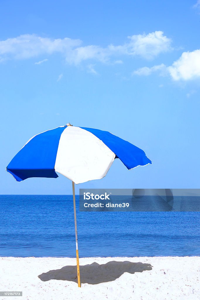 Sombrilla de playa - Foto de stock de Agua libre de derechos