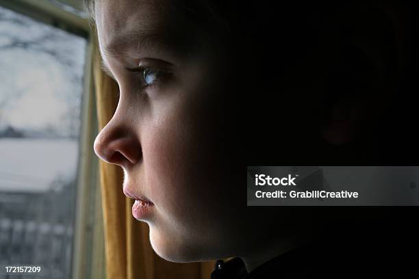 W Oknie - zdjęcia stockowe i więcej obrazów Znęcanie się nad dziećmi - Znęcanie się nad dziećmi, Dziecko, Profil - Z boku