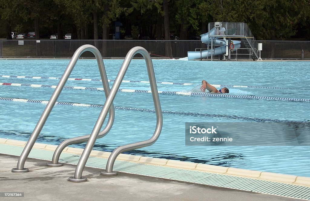 Uomo nuotata In piscina - Foto stock royalty-free di Piscina