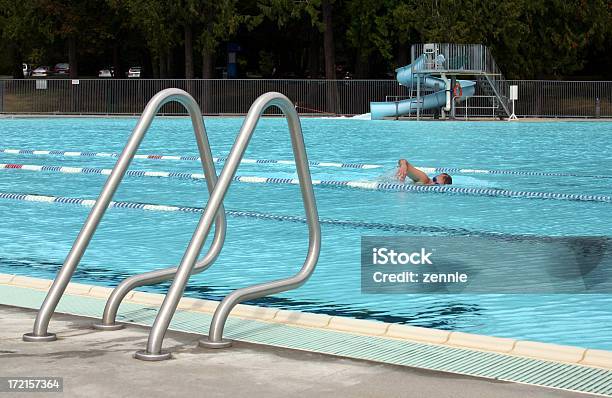 Homem Nadar Na Piscina - Fotografias de stock e mais imagens de Parque Stanley - Vancouver - Canadá - Parque Stanley - Vancouver - Canadá, Piscina, Atividade Recreativa