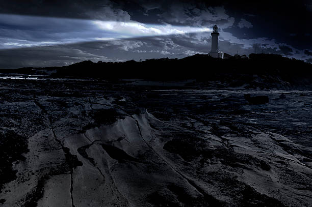 блестящая beacon - storm lighthouse cloudscape sea стоковые фото и изображения