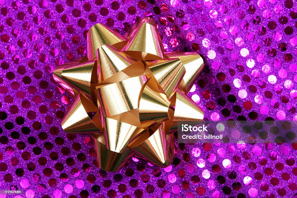 Золотой лук на фиолетовый металлизированный блестками - Стоковые фото 1960-1969 роялти-фри