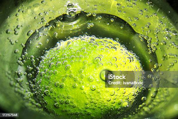 Lime In Blasen Stockfoto und mehr Bilder von Wasser mit Kohlensäure - Wasser mit Kohlensäure, Grün, Blase - Physikalischer Zustand