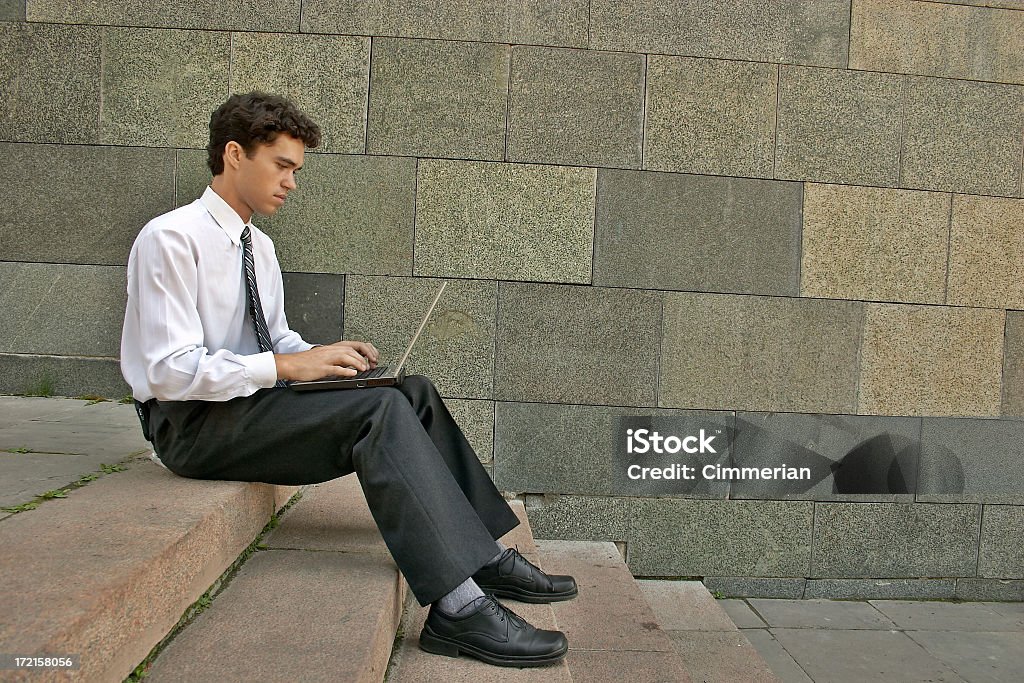 Trabalhando em um laptop ao ar livre - Foto de stock de Adulto royalty-free