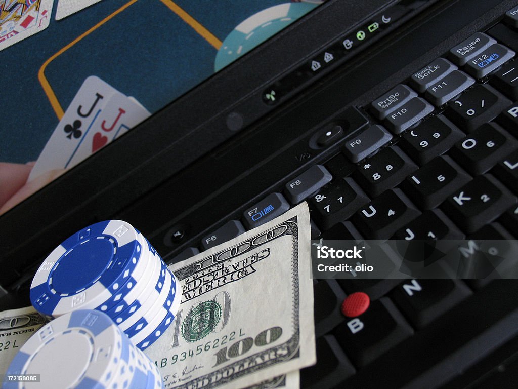 Oneline poker mit Bargeld und chips computer-Tastatur - Lizenzfrei Bube Stock-Foto