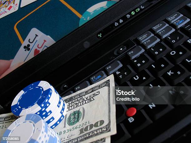 Oneline Póquer Con Efectivo Y Patatas Fritas De Teclado De Ordenador Foto de stock y más banco de imágenes de Apilar