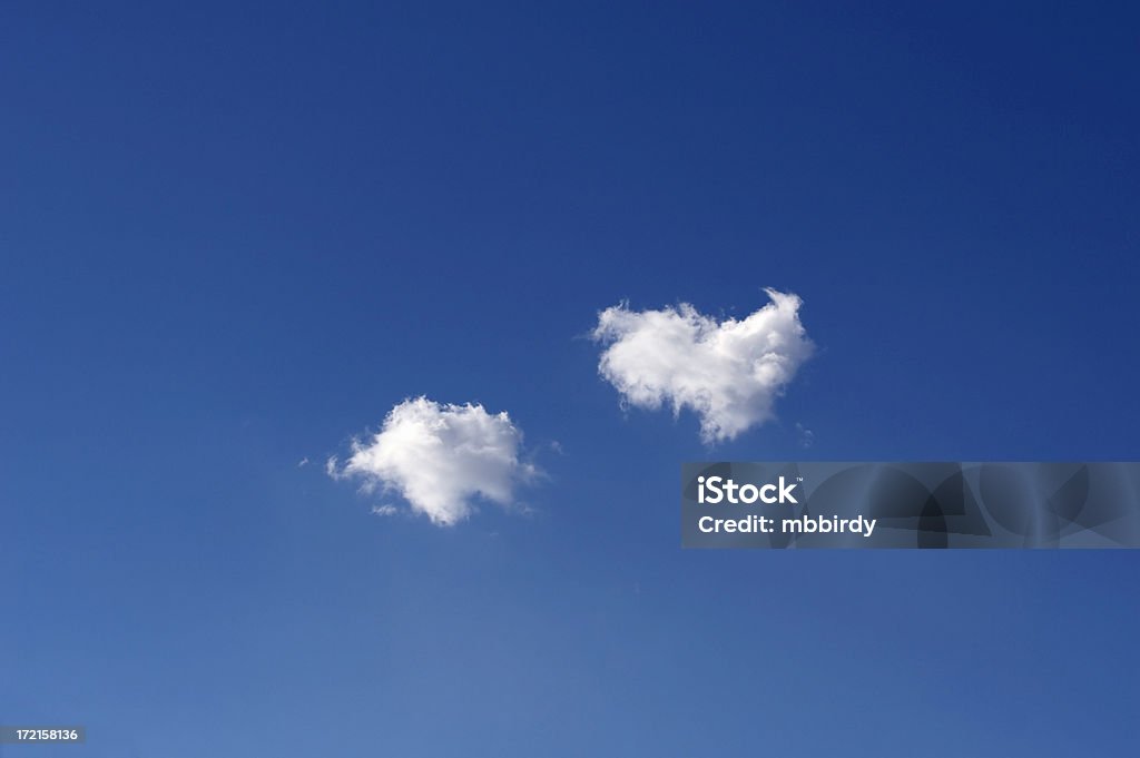 Duas nuvens almofadadas de nice no céu azul - Foto de stock de Ambiente dramático royalty-free