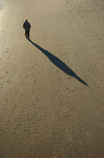 노인 남자 걷기 캐스팅 걸리죠 shadow 해변의 - men footprint beach sunset 뉴스 사진 이미지