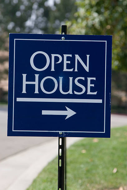 istock Sign for open house with right pointing arrow on green grass 172158201