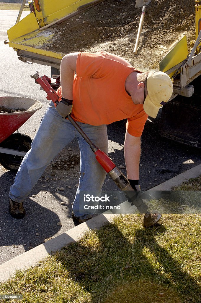 Trabalhador com o solo violação - Foto de stock de Equipamento royalty-free