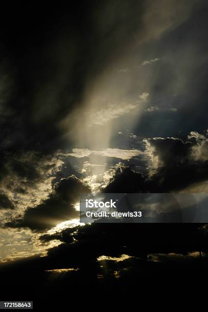 Drammatico Tramonto - Fotografie stock e altre immagini di Composizione verticale - Composizione verticale, Fotografia - Immagine, Luce solare